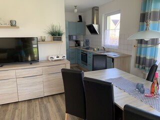 Der TV Bereich und Blick in die Küche.