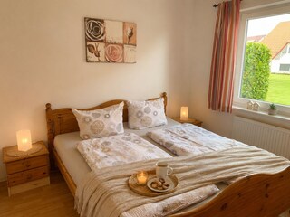 Schlafzimmer mit Doppelbett im EG.
