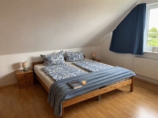 Schlafzimmer im 1. Stock mit Doppelbett.