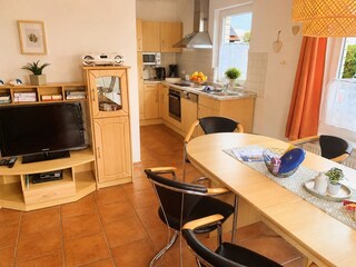 Der TV Bereich und Blick in die Küche.