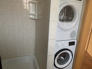 Waschmaschine und Trockner im Badezimmer.