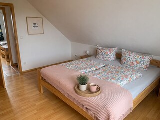 Schlafzimmer mit Doppelbett im OG.