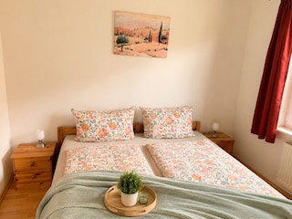 Schlafzimmer mit Doppelbett.