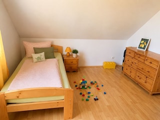 Das zweite Schlafzimmer im OG.