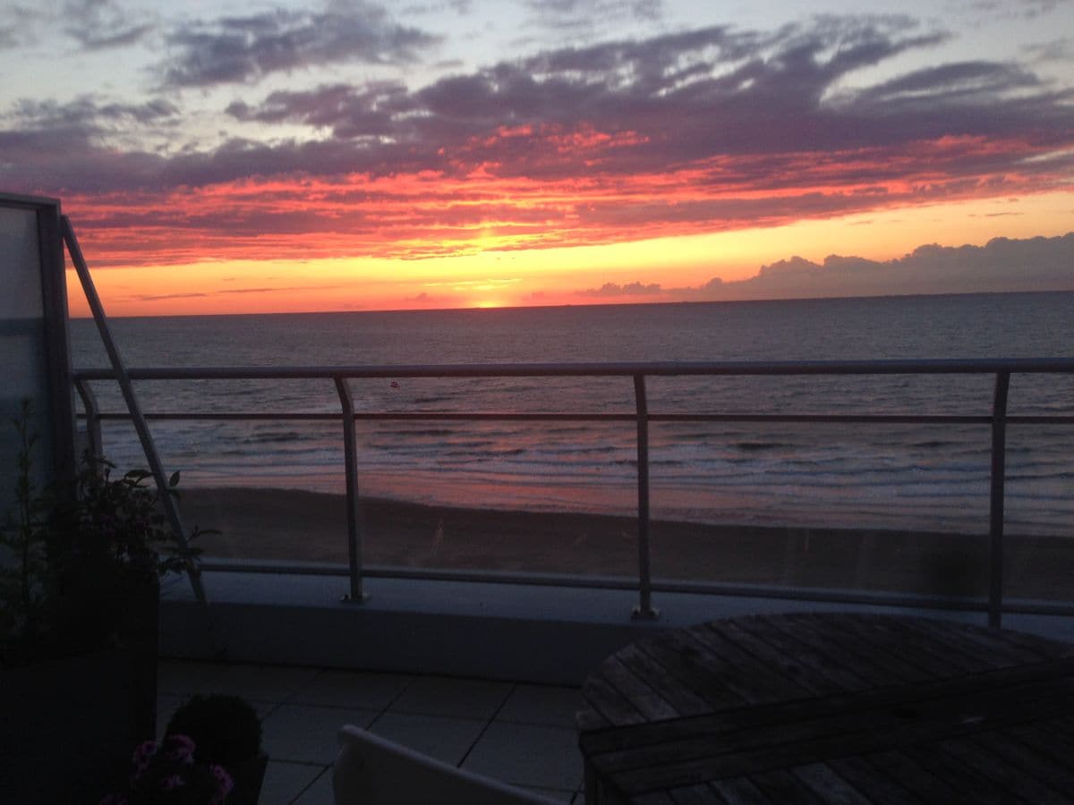 Sonnenuntergang im Meer von der Terrasse