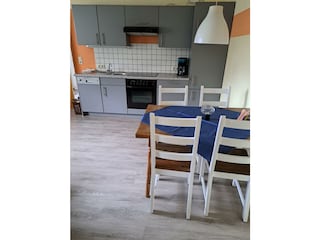 Esstisch mit küchenzeile