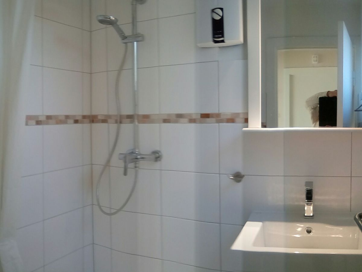 kleines badezimmer mit dusche wc