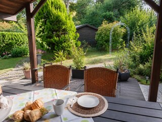 Frühstück auf überdachter Terrasse am Haus