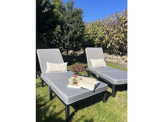 Sonnenliegen im Garten