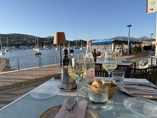 nice restaurants with seaview nearby