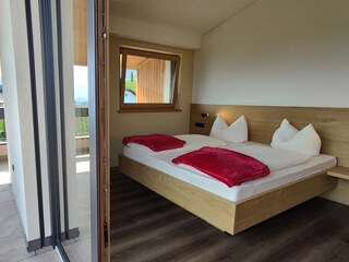 Schlafzimmer mit Zugang zu Terrasse