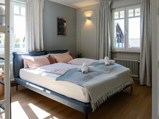 Schlafzimmer 1: Queensize Bett