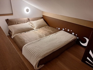 Doppelbett auf der Empore