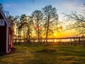 Sonnenuntergang am Ferienhaus über dem See