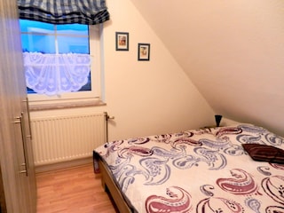 Schlafzimmer mit Außenrollo