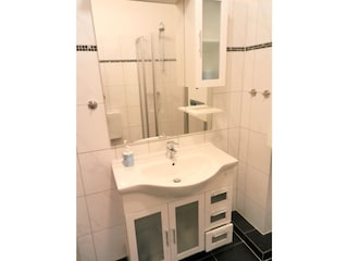 Neues Bad mit flacher Dusche