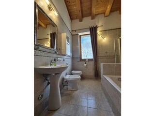 Badezimmer mit Dusche und Badewanne