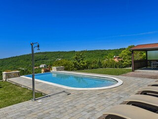 Schöner und großer blauer Pool.
