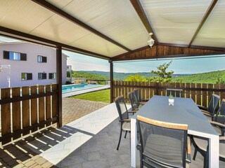 Terrasse mit Esstisch, ideal zum Essen.