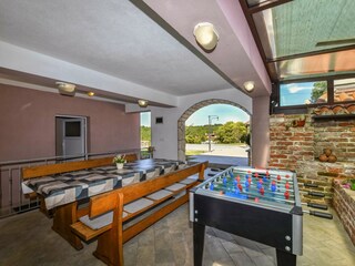 Terrasse mit Esstisch, ideal zum Essen.