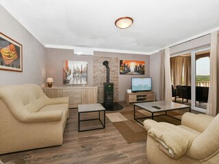 Wohnzimmer mit komfortabler Couch.