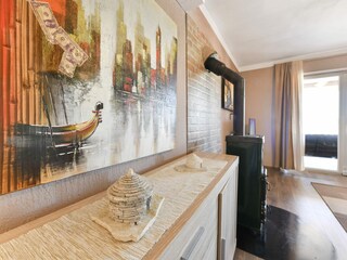 Wohnzimmer mit komfortabler Couch.