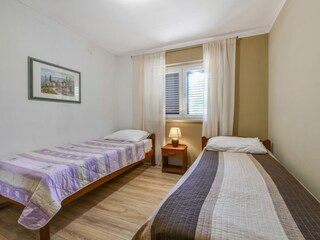 Ein gemütliches Schlafzimmer mit zwei Einzelbetten.