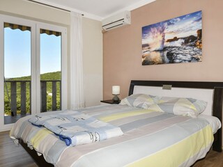 Schönes und komfortables Schlafzimmer.