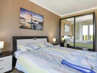 Schönes und komfortables Schlafzimmer.