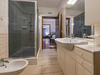 Modernes Badezimmer.