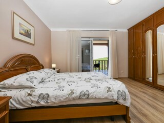 Ein charmantes Schlafzimmer mit Balkon.