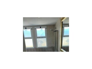 Bad En Suite mit Fenster