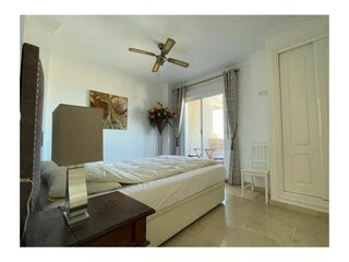 Hauptschlafzimmer mit Ausgang zum Balkon