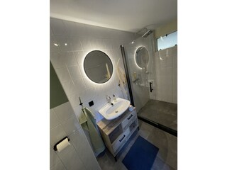 Badezimmer mit Dusche