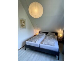 Schlafzimmer mit Doppelbett