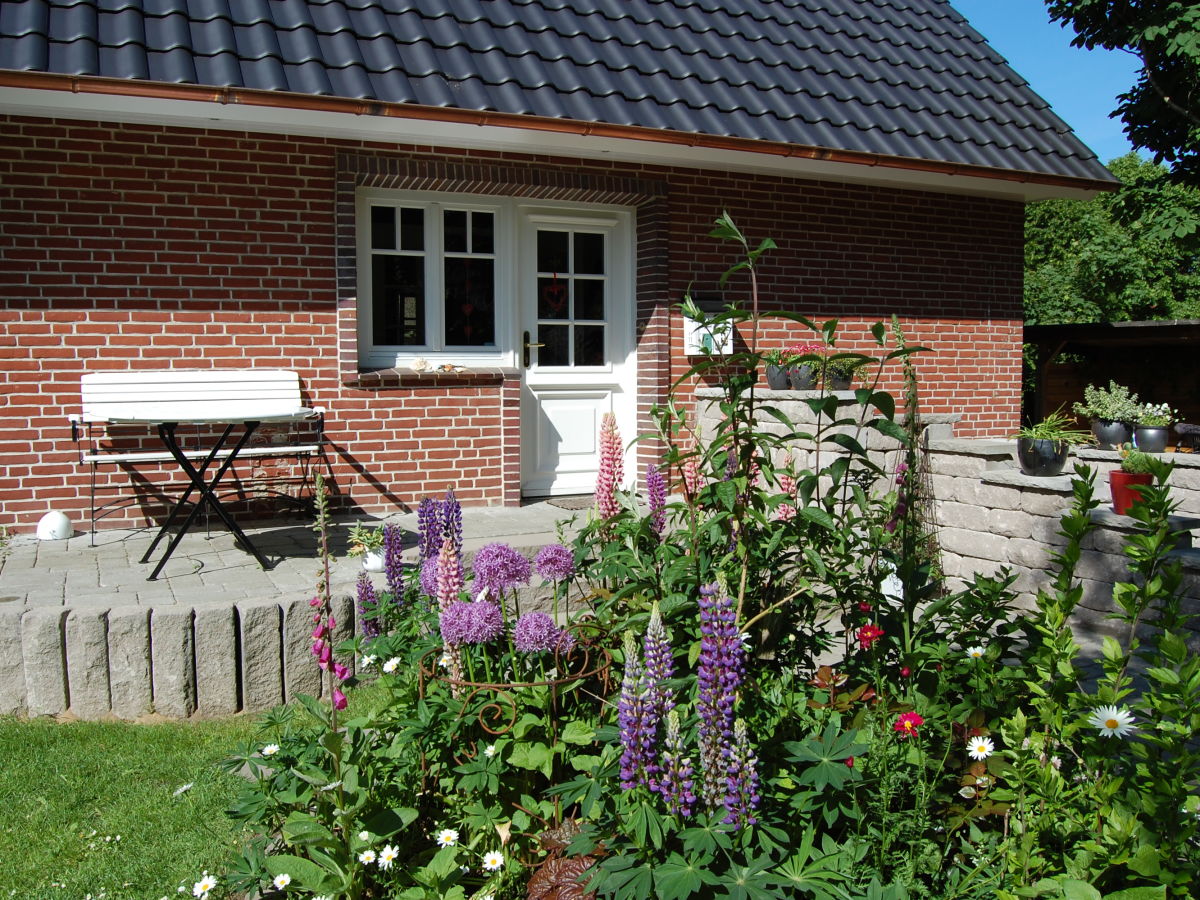 Hauseingang mit Blumenbeet