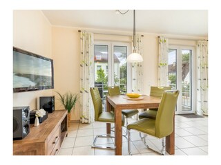 Wohnbereich und Zugang Balkon