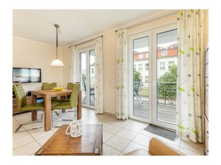 Wohnbereich und Zugang Balkon