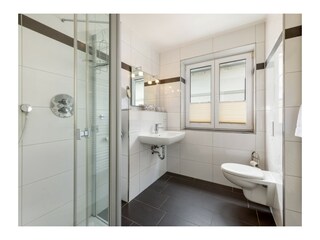 Badezimmer mit Fenster