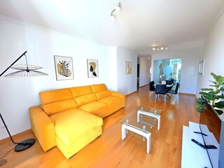 Modernes Wohnzimmer mit gemütlichem Sofa