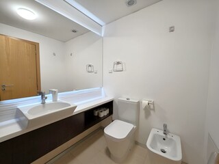 Modernes und sauberes Badezimmer