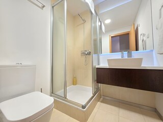 Modernes Bad mit Dusche