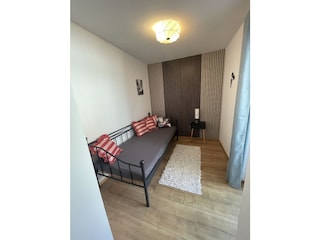 Balkonzimmer individuell mit Couchbett versehen….