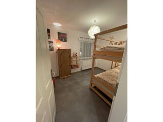 Kinderzimmer bei Nacht