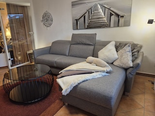 Wohnzimmer Couch re. mit Ottomane, li. mit Schlafcouch