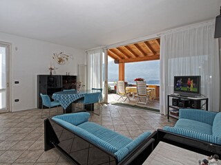 Wohnzimmer mit Ausgang zur Terrasse