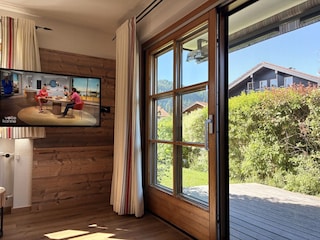 Helles Wohnzimmer mit Flachbild und Terrassentüre