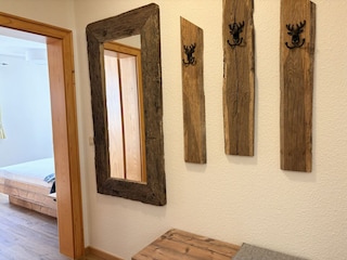 Schöne große Garderobe mit Spiegel für genügend Platz