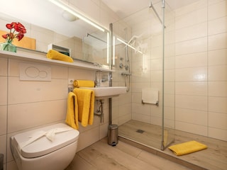 Bad mit großen Spiegel, Dusche mit Hocker, Föhn
