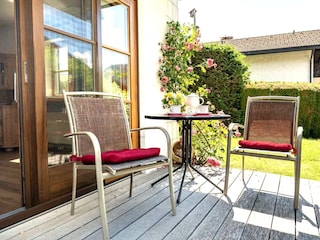 Ruhige Südterrasse mit Sonnenmarkise